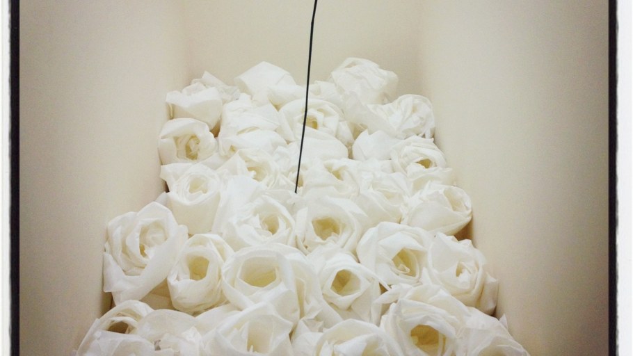 Очень много белых роз в интерьере