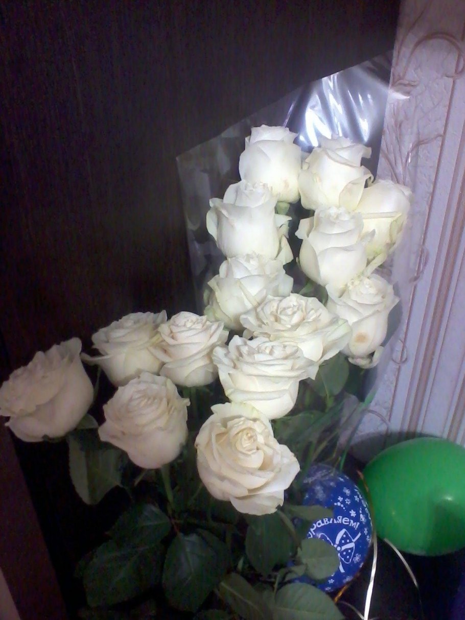 Букет белых роз на подоконнике