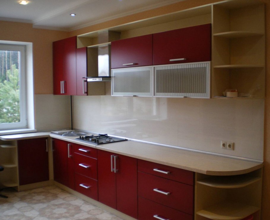 Кухня 5 метров с вишневой столешницей