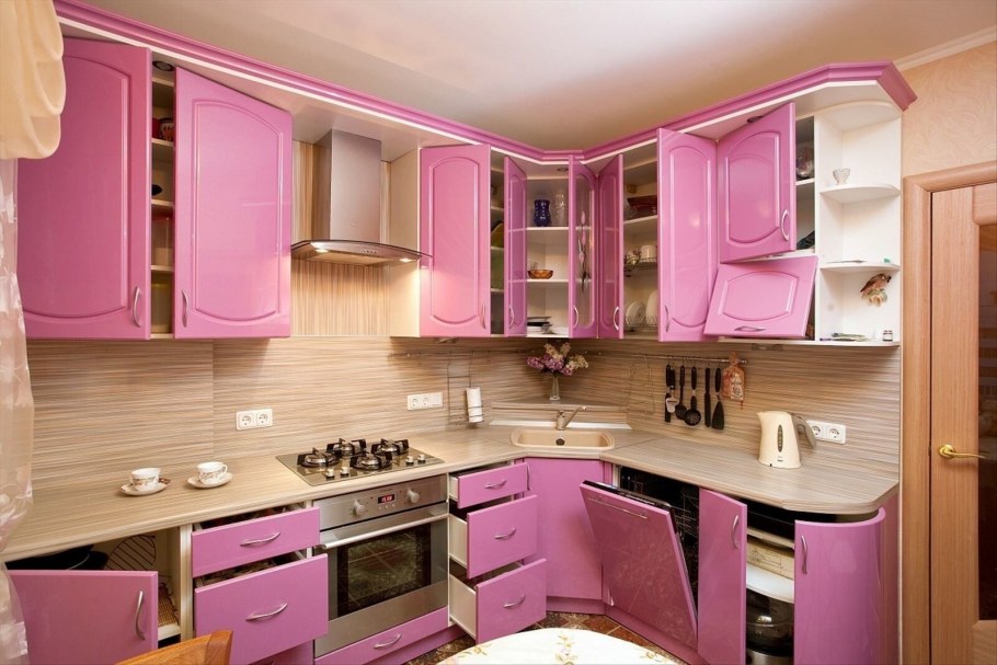 Кухня встроенная розовая