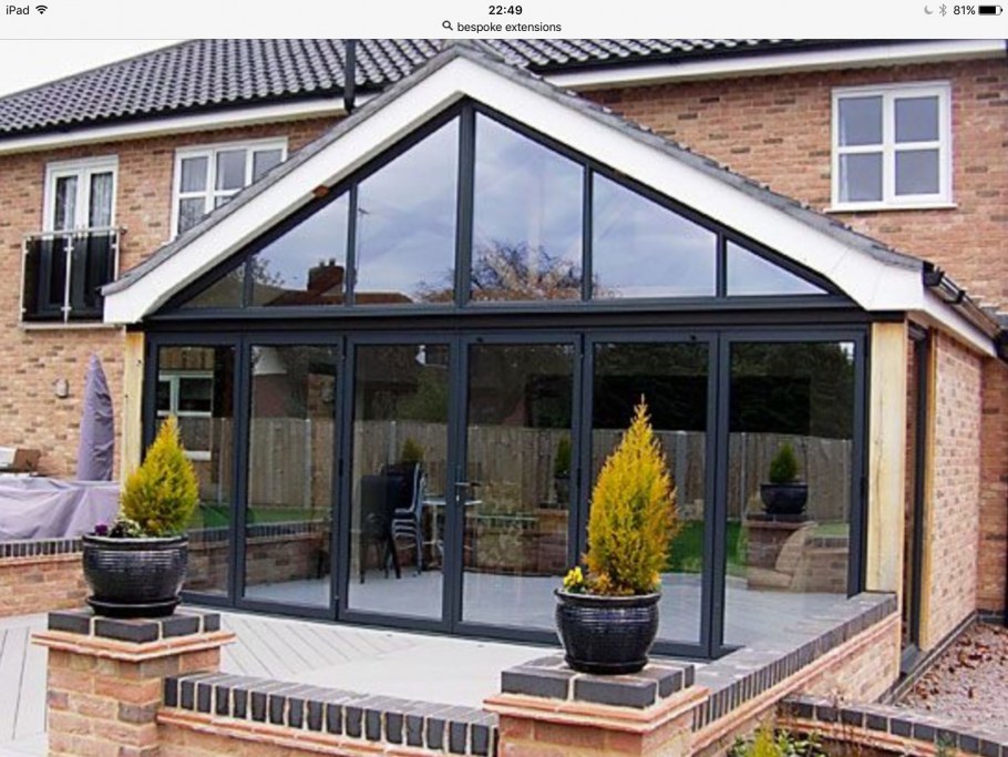 Кирпичный дом со стеклянной верандой