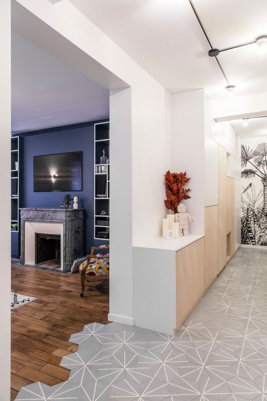 Кафель на полу в гостиной совмещенной с кухней