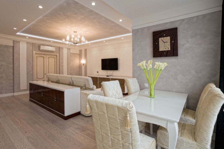 Кухня гостиная в теплых тонах