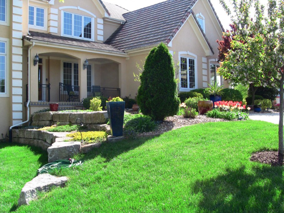 Участок перед домом