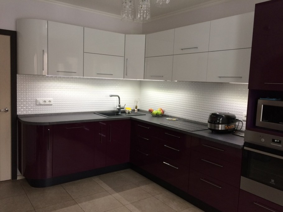 Кухня угловая баклажан с белым