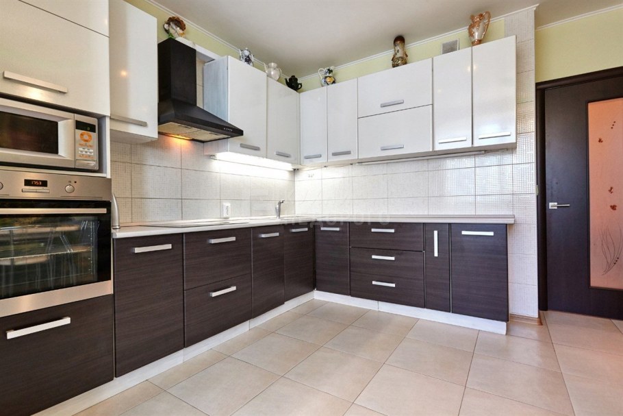 Кухонный гарнитур белый верх коричневый низ