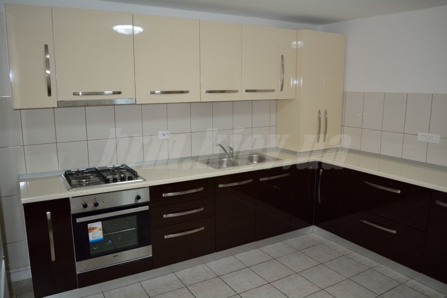 Кухня бежевый верх коричневый низ