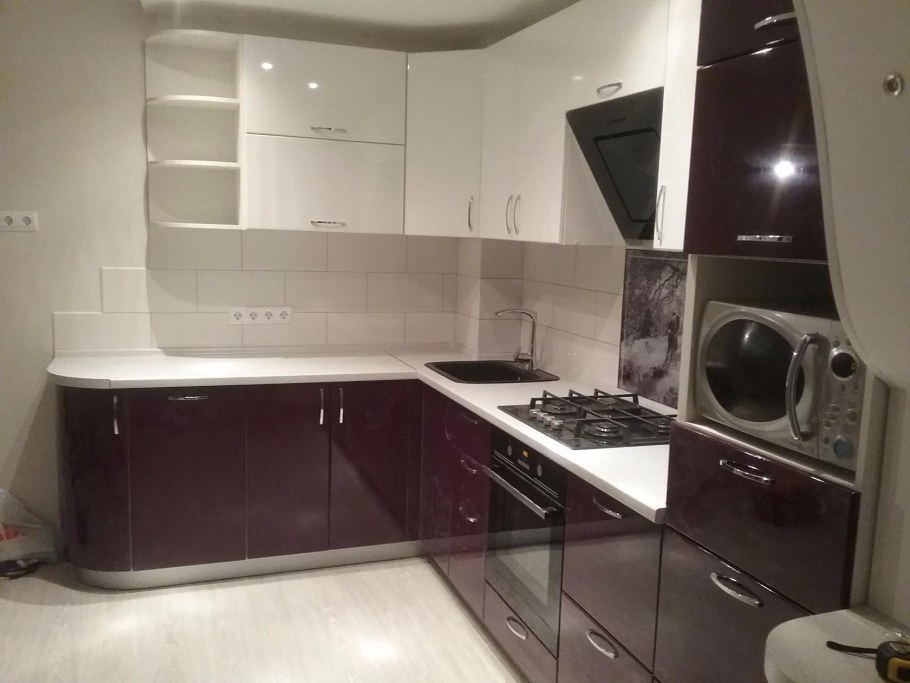 Кухня белый верх вишневый низ