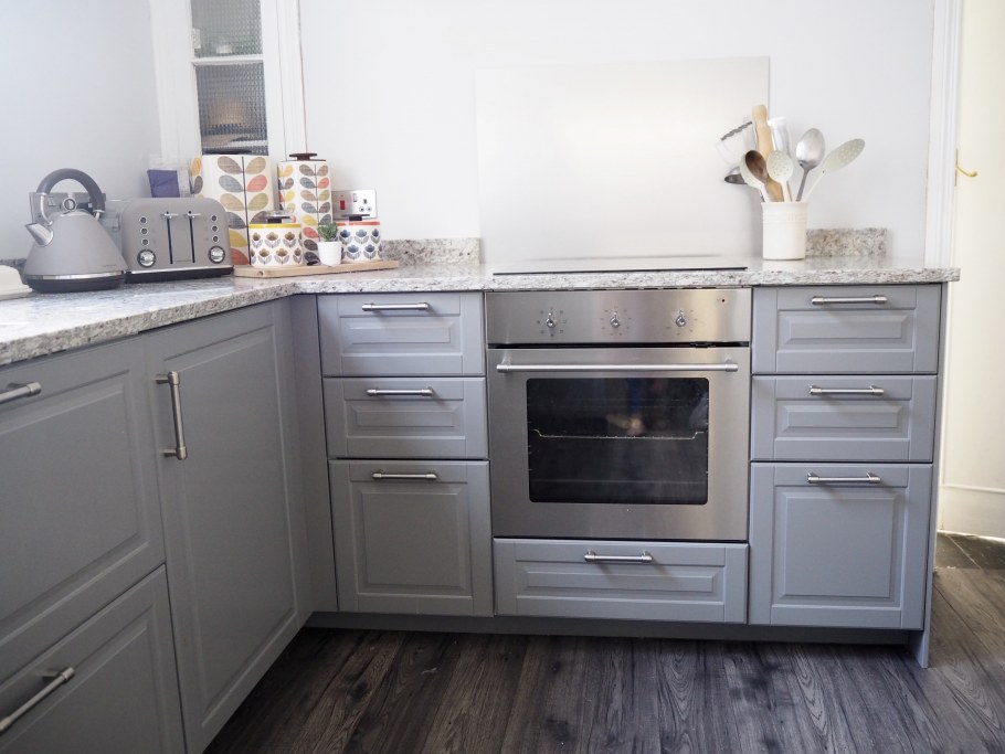 Кухня икеа Будбин серая духовка