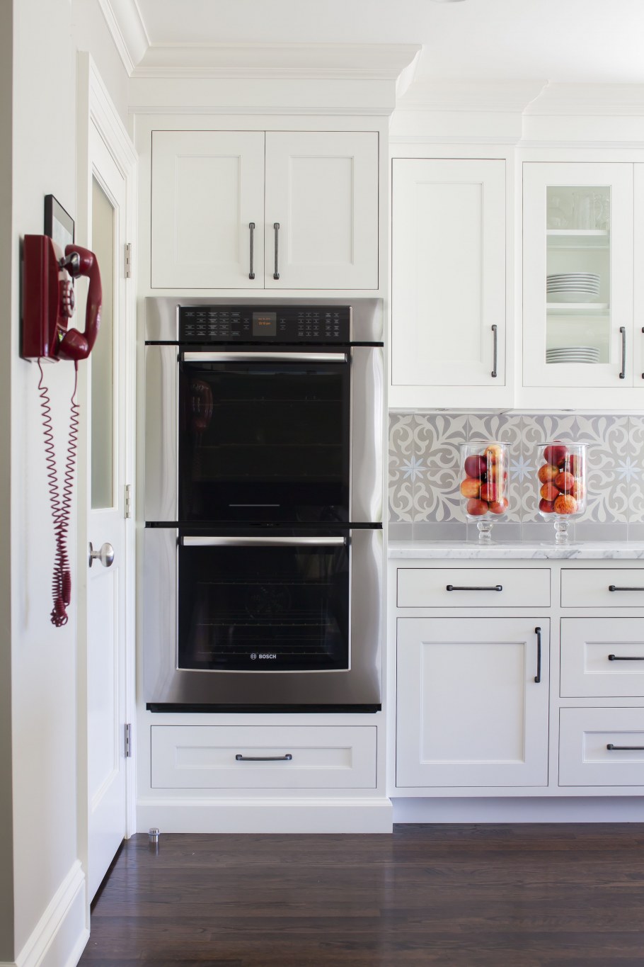Кухня с белой духовкой