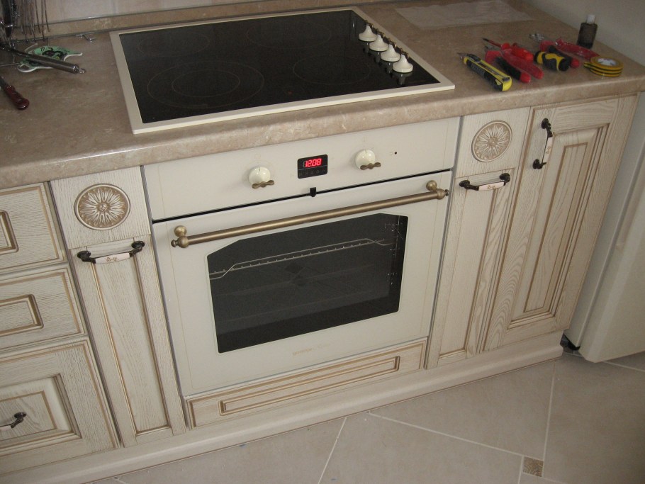 Бежевая варочная панель и черная духовка