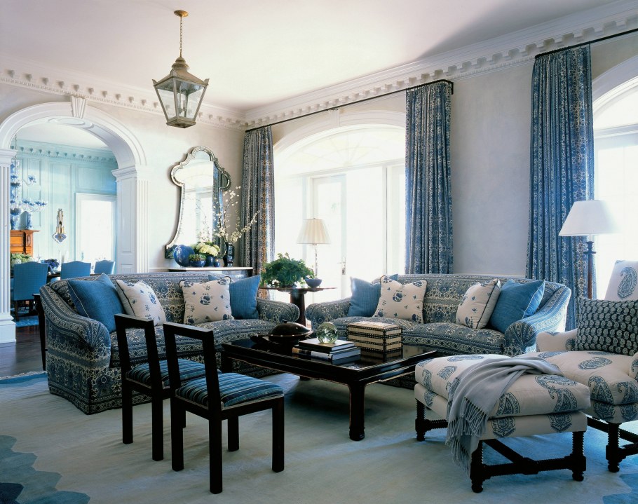 Синие шторы в бежевом интерьере