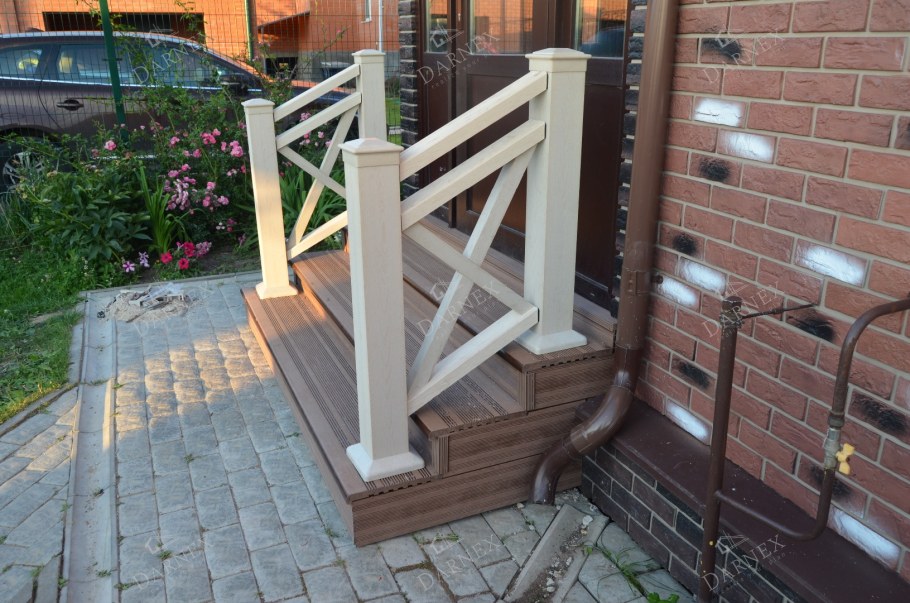 Веранда с балясинами и прозрачный поликарбонат