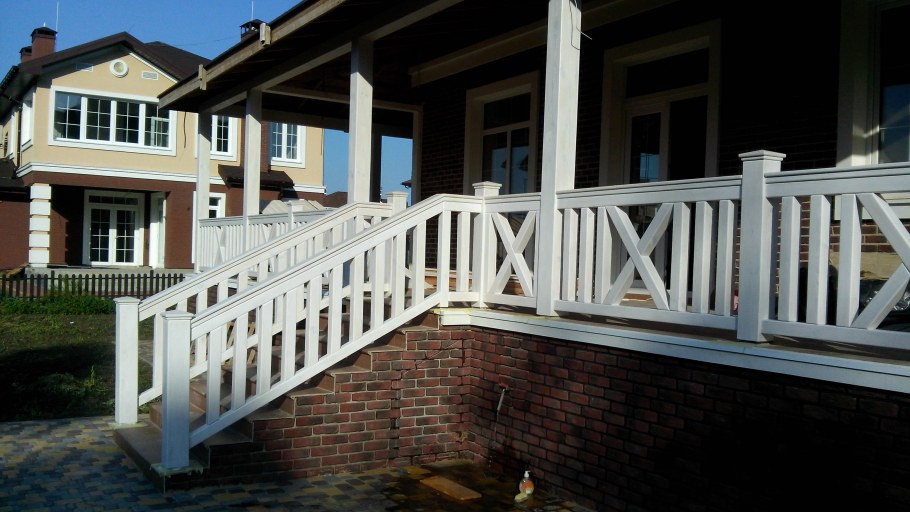 Белое ограждение для террасы