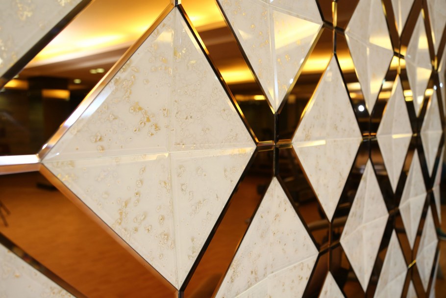 Декор Италон с золотом геометричный