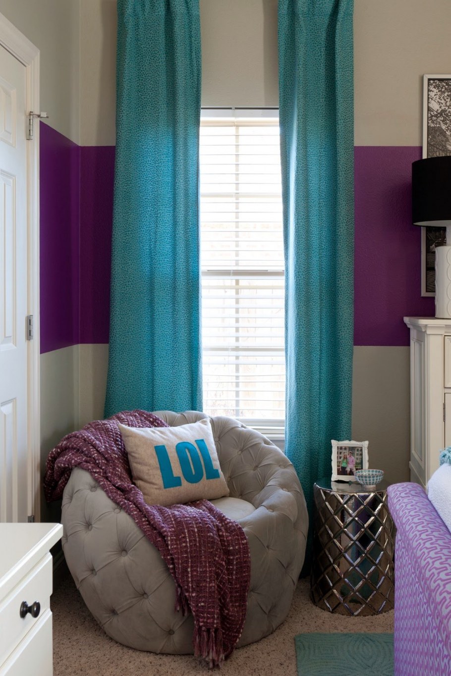 Бирюзовые шторы в интерьере