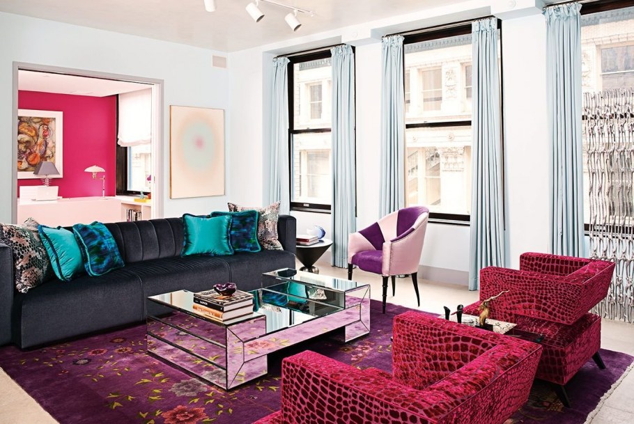 Диван цвета фуксии в интерьере