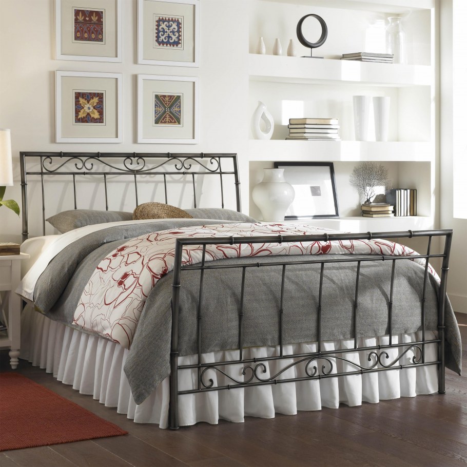 Кованная кровать в интерьере