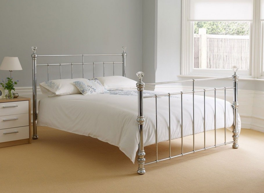 Железная кровать в стиле Сканди