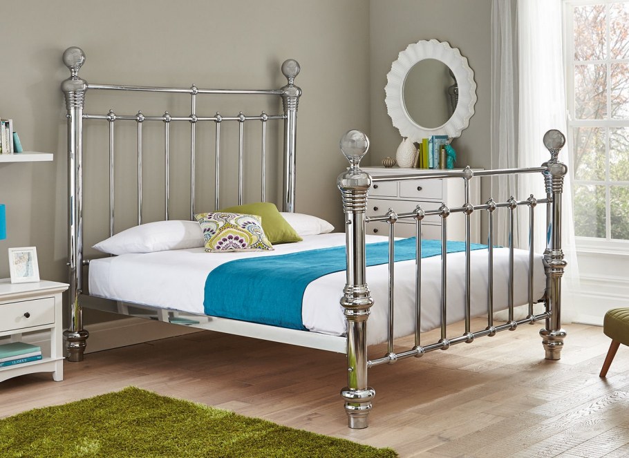 Спальня с кованной кроватью