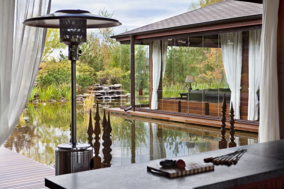 Терраса у пруда