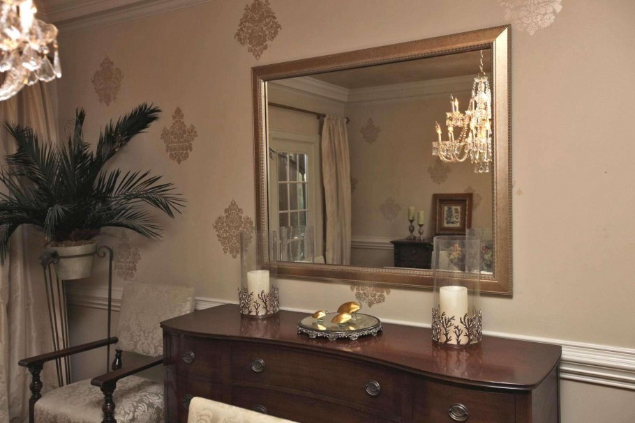 Зеркало в багете комната