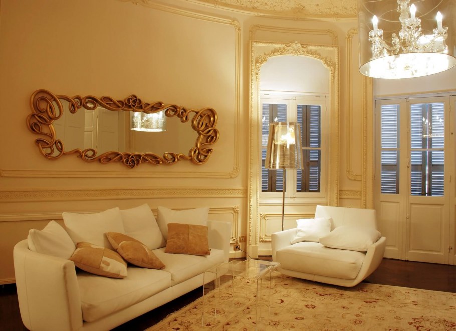 Зеркала на стене в интерьере гостиной