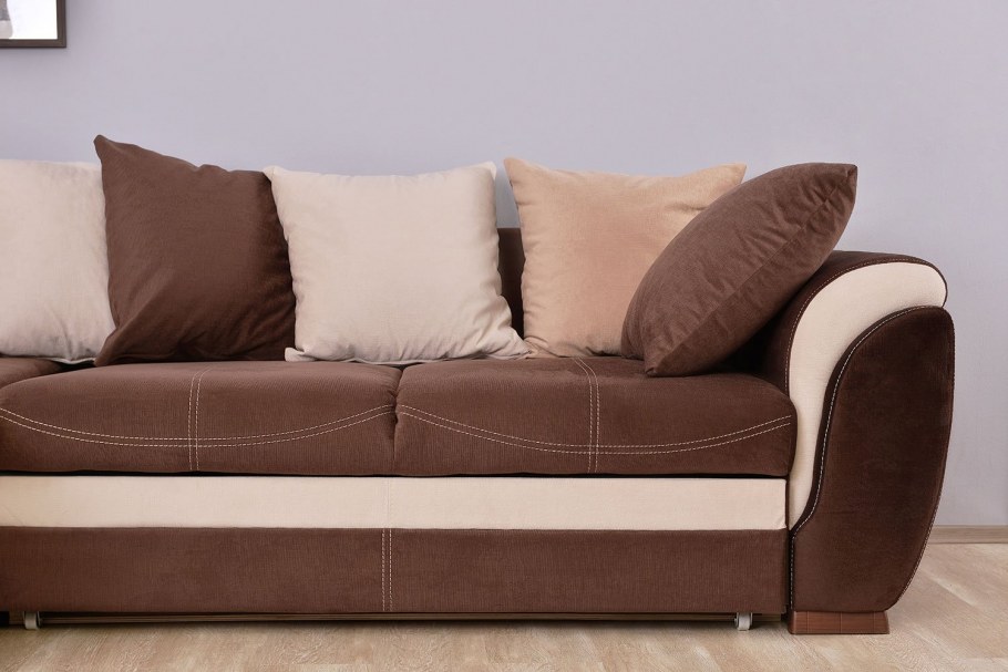 Коричневый диван в интерьере гостиной