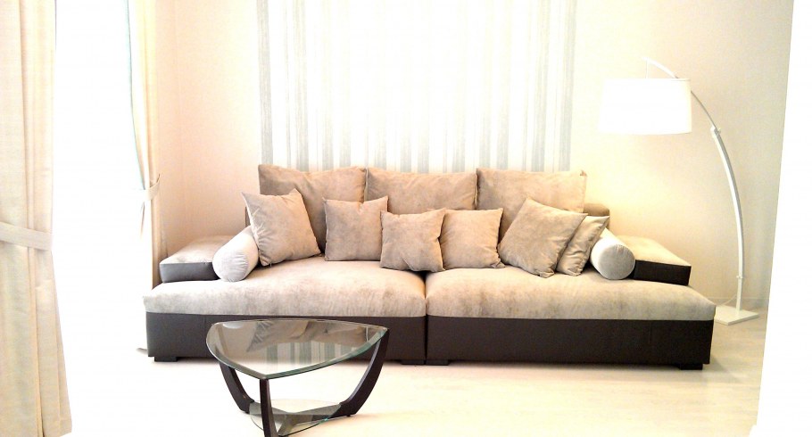 Бежевый замшевый диван в интерьере