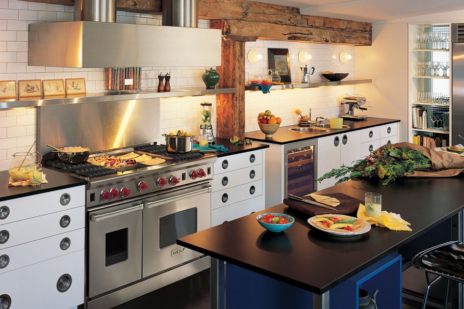 Современно оборудованная кухня