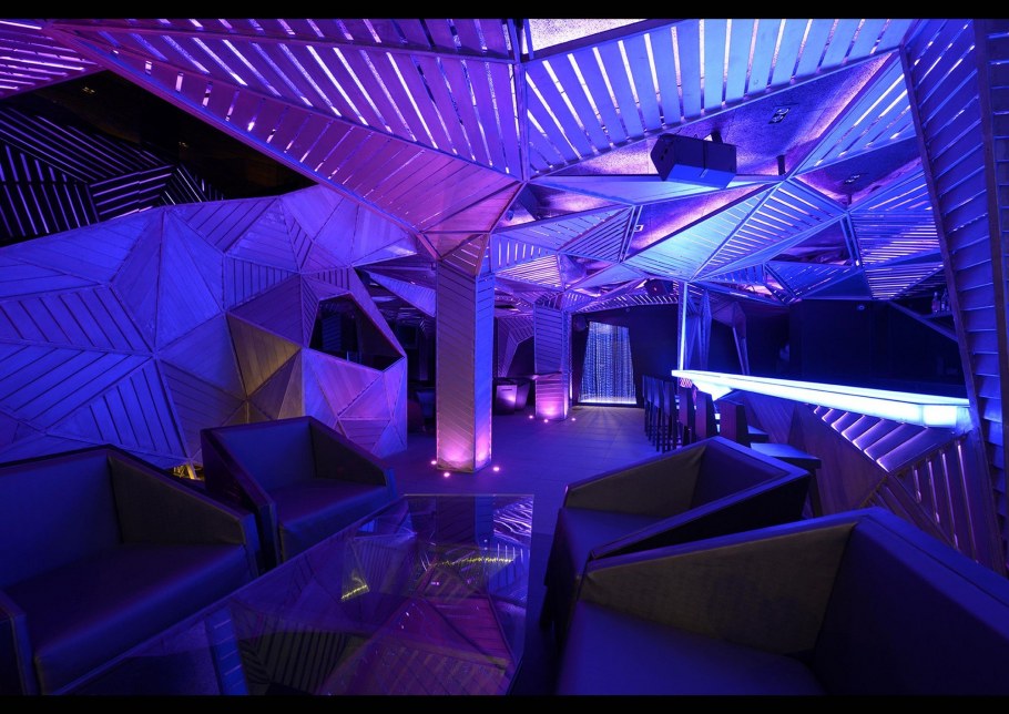 Футуристический интерьер клуба