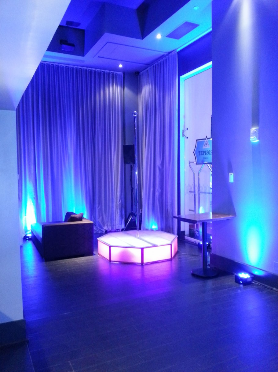 Неоновая подсветка в комнате