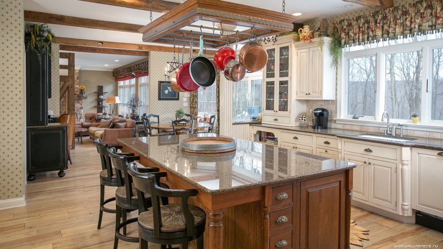 Кухня с большим деревянным столом