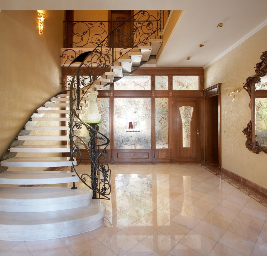 Красивые лестницы в загородных домах и коттеджах