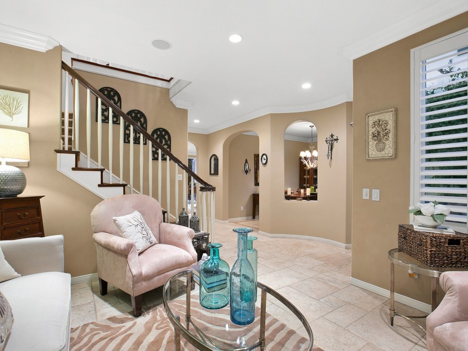 Интерьер гостиной с холлом