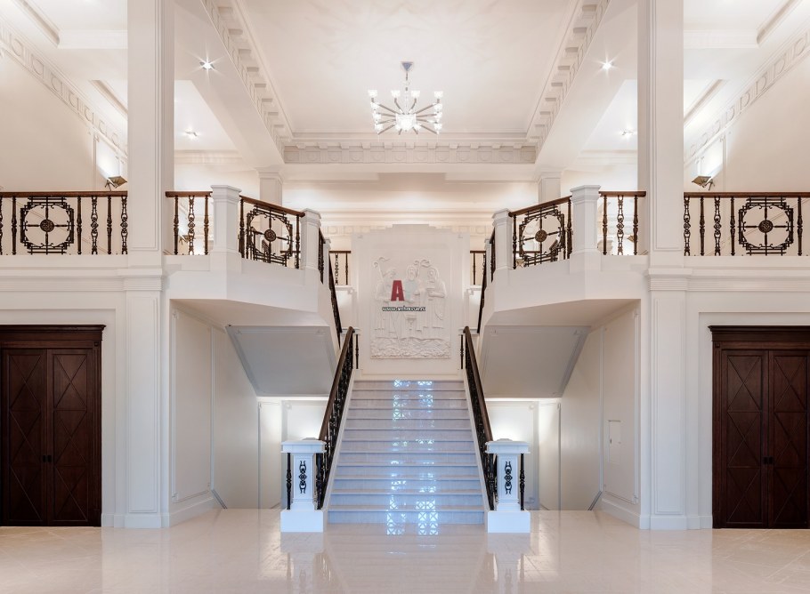 Двухэтажный Холл