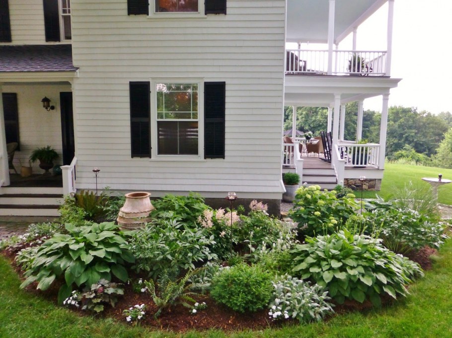 Цветник у крыльца