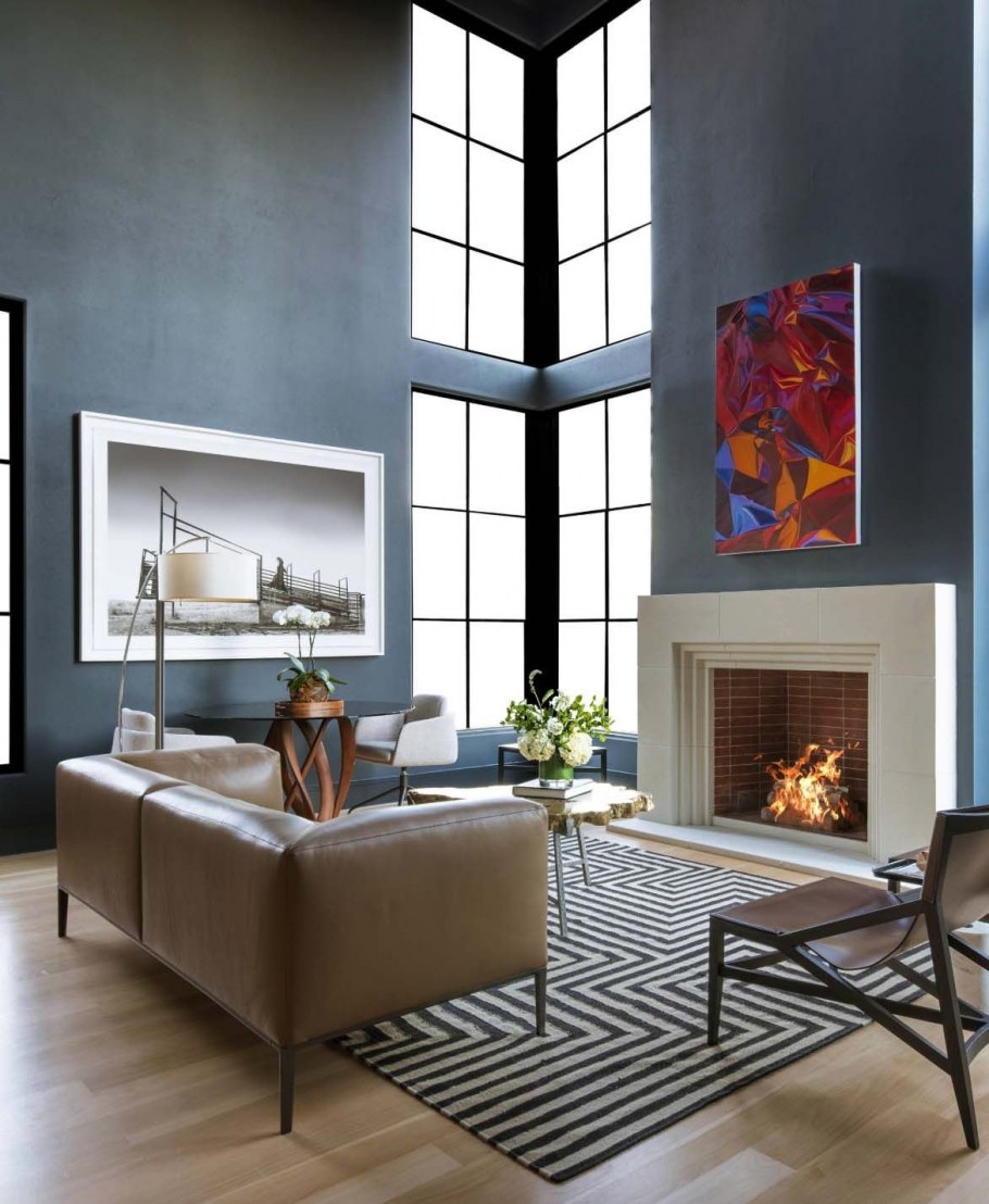 Комната с арочными окнами