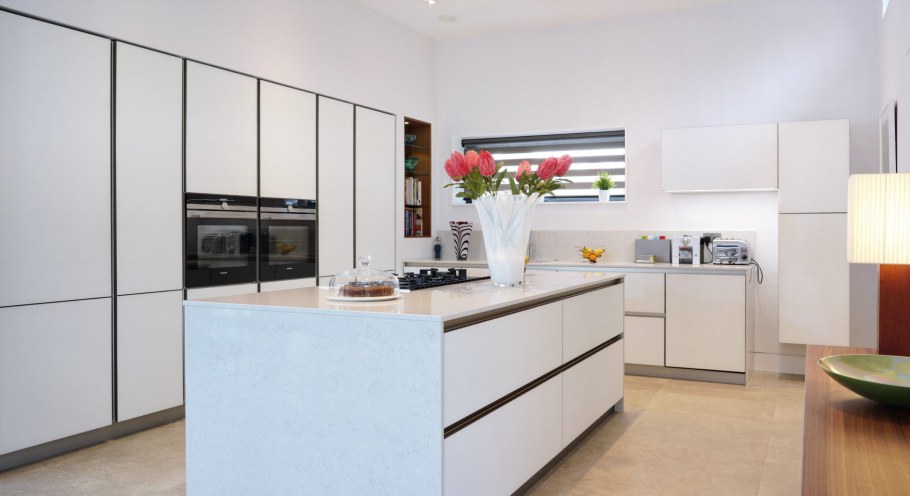 Белая кухня со стеклянными фасадами