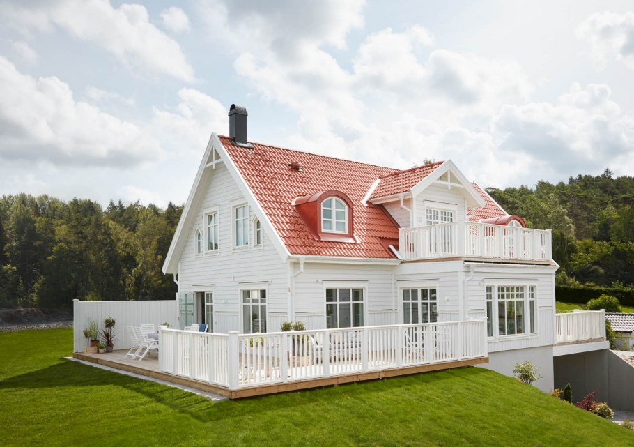 Белый дачный дом