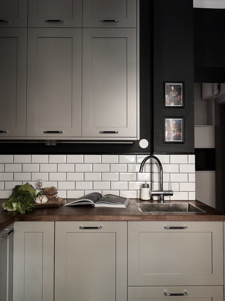 Кухня Будбин белая и черная столешница икеа