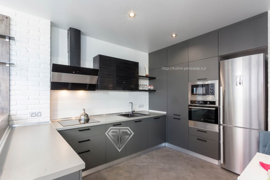 Кухня светло серая матовая с черными ручками