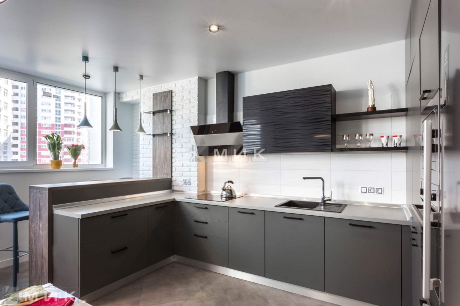 Белые фасады с черными ручками