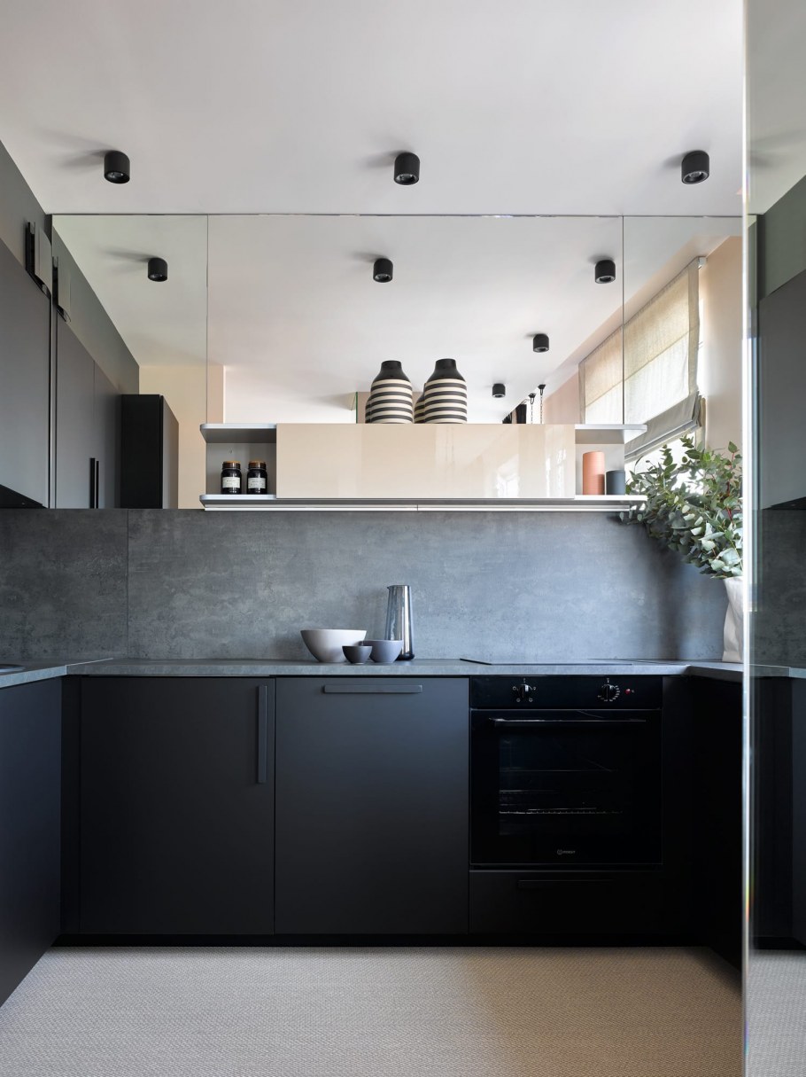 Кухня Неоклассика белая с черной столешницей