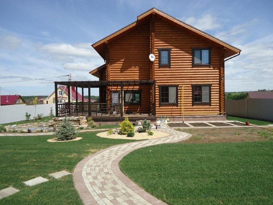 Деревянный дом с территорией