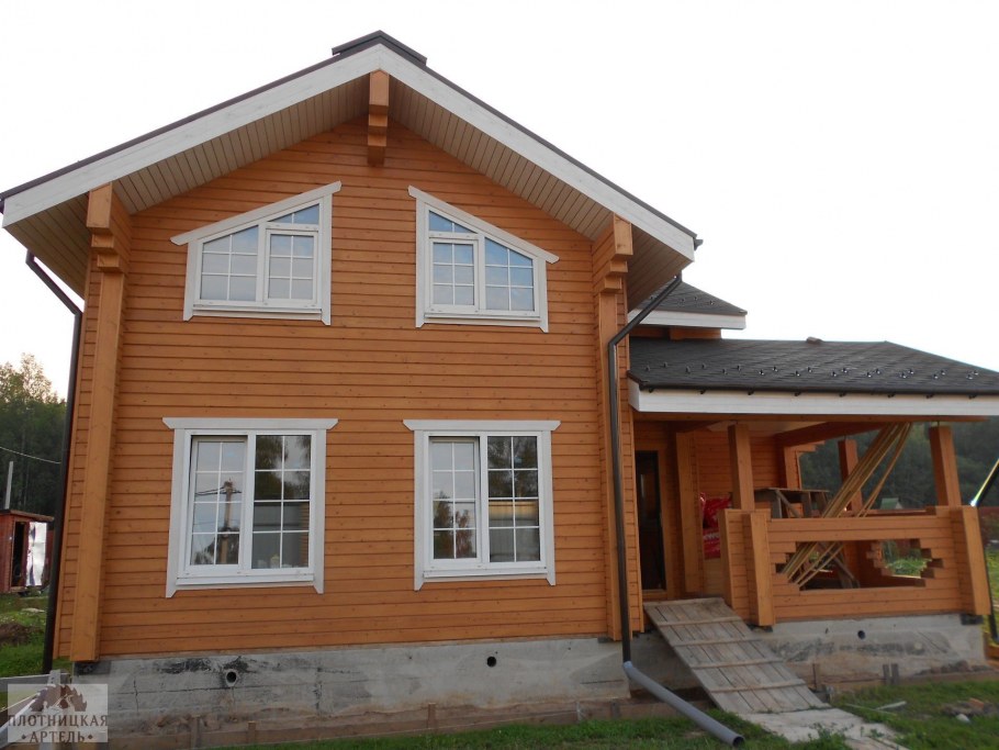 Дом с коричневым сайдингом