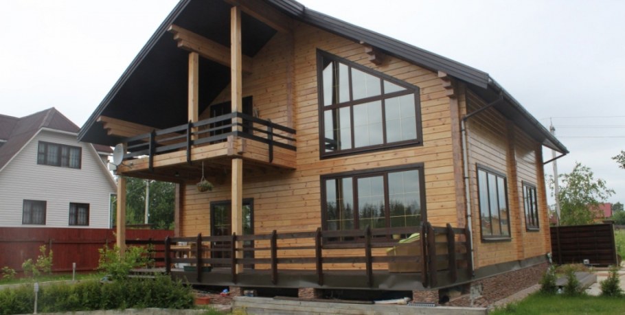 Деревянный дом с темными окнами