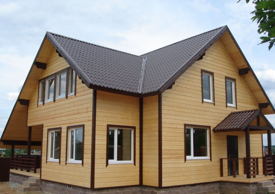 Деревянный дом с серой крышей