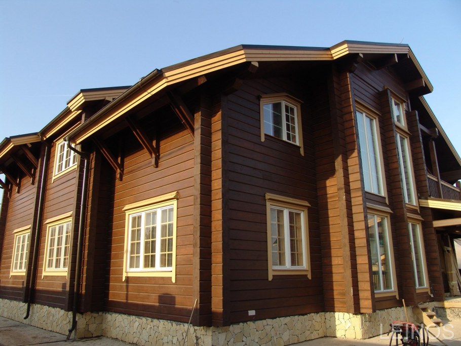 Дом бежевый с коричневым