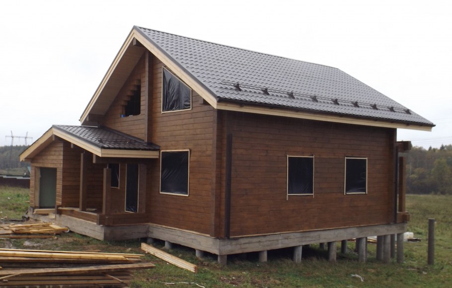Дом из клееного бруса черного цвета